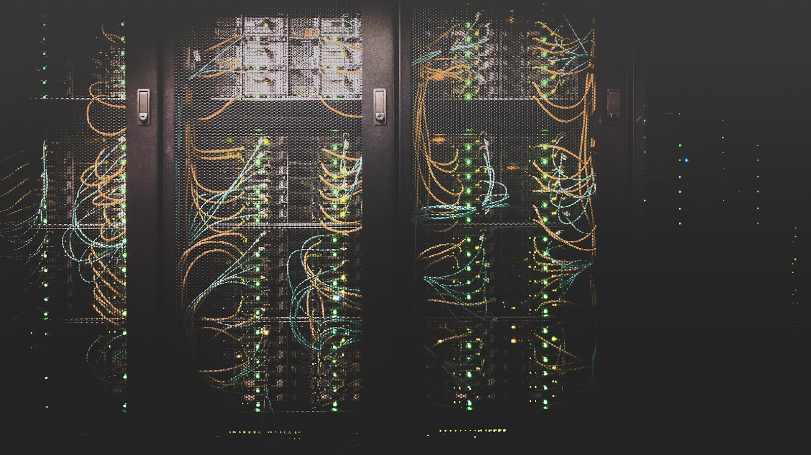 Server hall and cooling plant